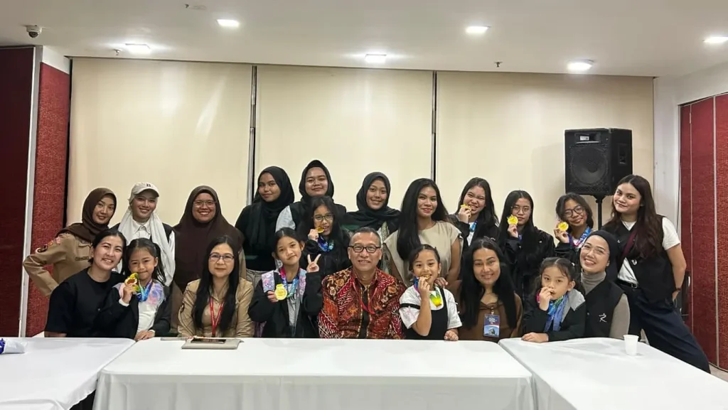 (Koordinator Fungsi Pensosbud KBRI Kuala Lumpur, Bapak Wishnu Krisnamurthi, bersama Kepala Sekolah Indonesia Kuala Lumpur, Ibu Friny Napasti, S.Pd., M.Pd., menyambut hangat tim RAFA International Dance Studio dan para dancer muda Indonesia yang tengah mengukir prestasi melalui seni tari./copyright istimewa)
